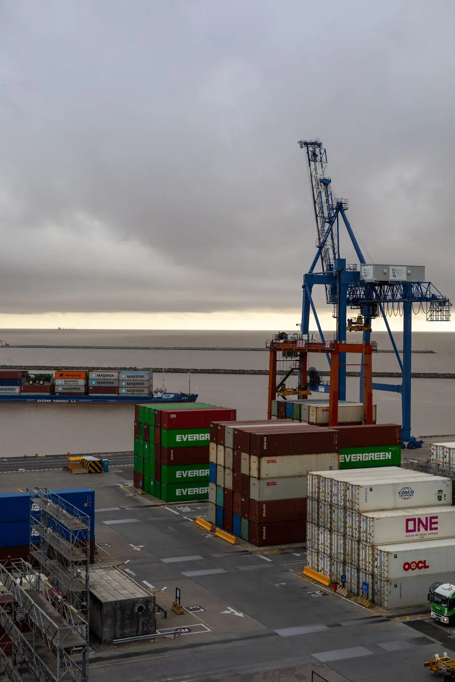 Container terminal with gantry cranes and stacked containers